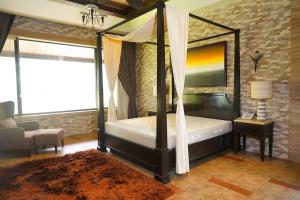 Llit o llits en una habitació de Aamby valley city, Lonavala - Luxury 4 Bed Hill Villa Pool, Jacuzzi & Garden,Stunning Lake & Golf Course view