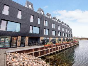 um edifício ao lado de uma massa de água em Sanders Pier - Fantastic 3-Bedroom Townhouse with Balcony Terrace em Copenhaga