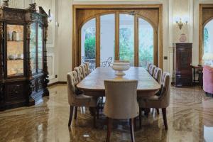 comedor con mesa de madera y sillas en Villa Lena Puglia, en Oria