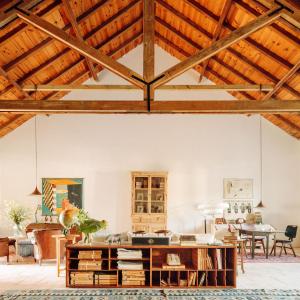 una gran sala de estar con techo de madera. en Casas da Quinta de Cima en Vila Nova de Cacela
