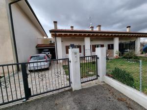 een hek voor een huis bij In campagna in Visnadello