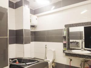 een badkamer met een toilet, een wastafel en een spiegel bij شقة مميزة بجوار كورنيش النيل اسوان - عائلات فقط in Aswan