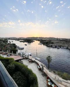 een uitzicht op een rivier met boten in het water bij شقة مميزة بجوار كورنيش النيل اسوان - عائلات فقط in Aswan