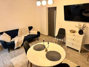 sala de estar con sofá y mesa en Apartament Mahmudia - Casa Anastasia Murighiol en Mahmudia