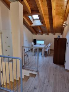 a room with a desk and a table with chairs at In campagna in Arcade