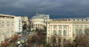 Una vista de una ciudad con edificios y una calle. en The Dome, Sala Palatului, walking distance to the Old town, en Bucarest