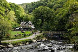 una casa con un puente junto a un río en Lynton Exmoor Devon stylish comfy Edwardian house, en Lynton
