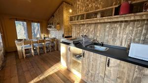une cuisine avec un évier et un plan de travail dans l'établissement Tente Lodge au Domaine de l'Aven, à Villeneuve-Minervois