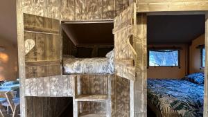 - deux lits superposés dans une chambre avec un lit dans l'établissement Tente Lodge au Domaine de l'Aven, à Villeneuve-Minervois