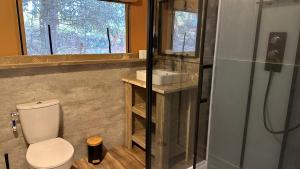 une salle de bain avec toilettes, lavabo et douche dans l'établissement Tente Lodge au Domaine de l'Aven, à Villeneuve-Minervois 4 autres photos
