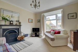 Una sala de estar con un sofá y una chimenea. en Lynton Exmoor Devon stylish comfy Edwardian house, en Lynton