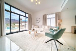 Posezení v ubytování Beautiful 3BR Villa with Assistant Room Al Dana Island, Fujairah by Deluxe Holiday Homes