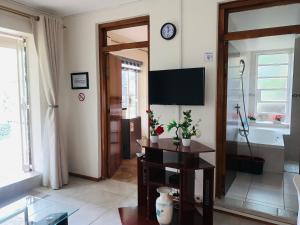 โทรทัศน์และ/หรือระบบความบันเทิงของ Naisiae - Lovely 1-bedroom vacation home with pool