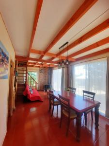 a dining room with a table and chairs at Casa comoda in Villarrica