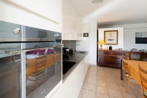 Una cocina con encimera y comedor. en Bidasoabanks, en Hendaya