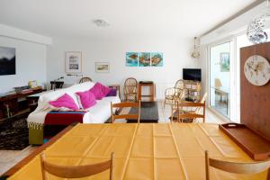 Una sala de estar con una mesa y una cama. en Bidasoabanks, en Hendaya