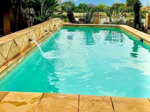 una piscina con una persona che spruzza acqua di Mountainview Villa a Hartbeespoort
