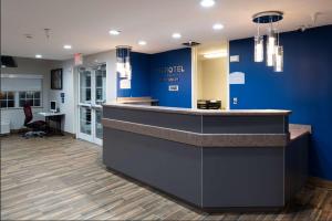 eine Lobby mit einer blauen Wand und einer Theke in der Unterkunft Microtel Inn & Suites by Wyndham Springfield in Springfield