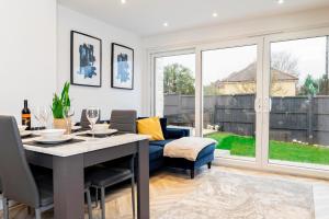 a dining room with a table and a couch at Elegant House with Garden&Parking in Southampton