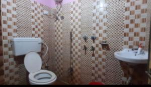 Bathroom sa Goroomgo Salt Lake Palace Kolkata - Fully Air Conditioned & Parking Facilities