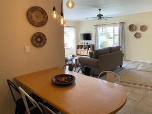 sala de estar con mesa de comedor y sala de estar en Anka's Cozy Holiday Home, en Swakopmund