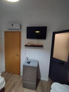 TV a/nebo společenská místnost v ubytování 2 single Bedroom Tirana + 3 fotografie