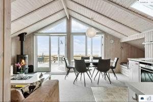 Veitingastaður eða matsölustaður á Panoramic Ocean View - Beautiful Beach House