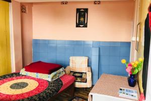 domek dla lalek ze stołem i łóżkiem w obiekcie Hotel New Smriya Homestay Inn Darjeeling w mieście Dardżyling