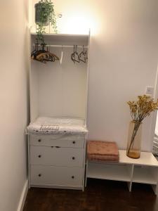 een kleedkamer met een dressoir en een plank bij Appartement Cosy et chaleureux in Montreuil