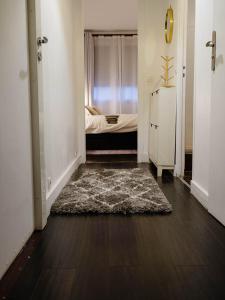 een kamer met een slaapkamer met een bed en een tapijt bij Appartement Cosy et chaleureux in Montreuil