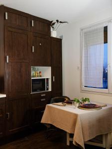 een keuken met een tafel en een magnetron bij Appartement Cosy et chaleureux in Montreuil