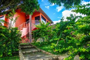 een oranje huis met een trap daarheen bij POUSADA NEVOAR in Guaraciaba do Norte
