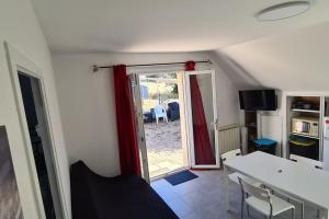 Habitación con mesa y cocina con ventana en Tipi des dunes, en Surtainville
