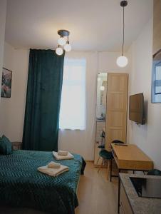 sypialnia z łóżkiem, stołem i oknem w obiekcie MH Apartments Centrum w mieście Rzeszów