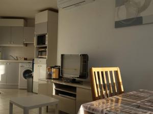 Kuchyňa alebo kuchynka v ubytovaní Appartement 2P climatisé avec loggia et garage - Balaruc-les-Bains - FR-1-680-12 + 2 fotografie