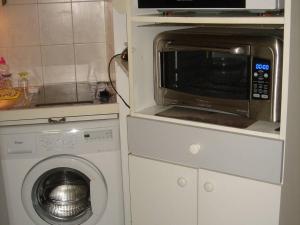 uma cozinha com um micro-ondas e uma máquina de lavar roupa em Appartement Balaruc-les-Bains, 2 pièces, 2 personnes - FR-1-680-12 em Balaruc-les-Bains