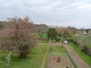 - une vue aérienne sur un parc avec des arbres et des voitures dans l'établissement Bel Appartement aux portes de l’Auxois-Morvan, à Précy-sous-Thil