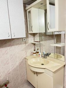 uma casa de banho com um lavatório e um espelho em Konfor ve huzurunuz için her şey var klimasız oda em Antalya