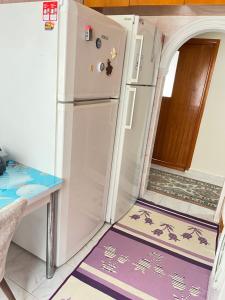 um frigorífico numa cozinha com uma porta aberta em Konfor ve huzurunuz için her şey var klimasız oda em Antalya