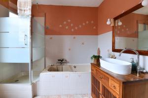 a bathroom with a tub and a sink at Gite spacieux et chaleureux 8p, route des vins in Bergheim +31 photos