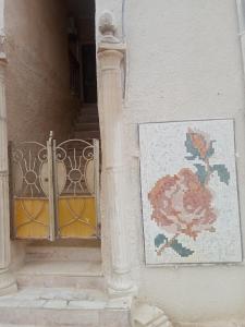 mozaikowe zdjęcie kwiatu na boku budynku w obiekcie Venus house15 w mieście Raoued