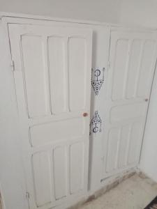 een witte deur in een kamer naast een muur bij Venus house15 in Raoued