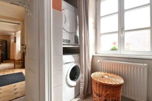 a laundry room with a washing machine and a window at Gite spacieux et chaleureux 8p, route des vins in Bergheim