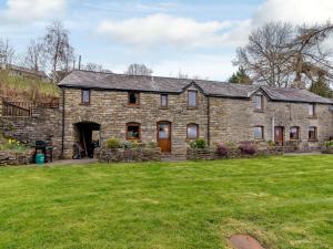 an old stone house with a yard at 5 Bed in Crickhowell BN365 in Llangattock