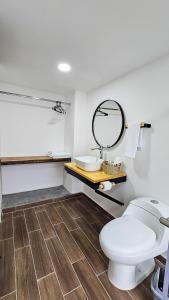 uma casa de banho com um WC e um lavatório em Casa Piamonte Quindío em Circasia