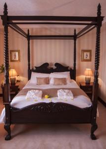 Llit o llits en una habitació de Seven Oaks Hotel