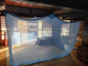 a bed in a tent in a house at 佐左衛門（さざえもん） in Yokosuka