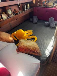 un animal de peluche está encima de una cama en The Captains Locker - 30ft Yacht, en San Miguel de Abona