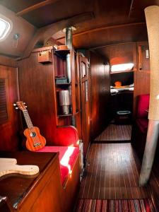 um quarto com uma guitarra na parte de trás de um comboio em The Captains Locker - 30ft Yacht em San Miguel de Abona