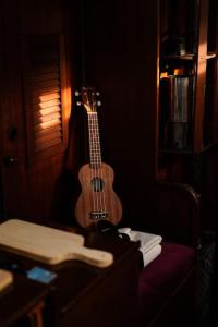 uma guitarra sentada numa mesa numa sala em The Captains Locker - 30ft Yacht em San Miguel de Abona